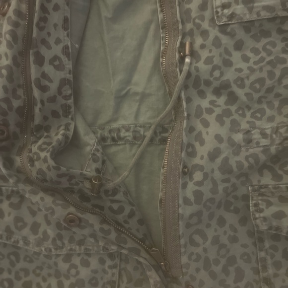 Leopard/Cheetah Military Utility Jacket.Army green with cargo. Straight. Collar. - Picture 5 of 5